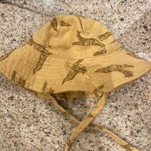 Kate Quinn sun hat